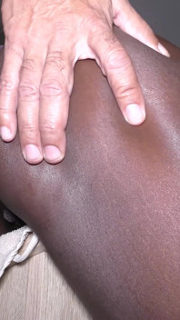 黒檀のお尻はテーブルの角にanaledとcreampied