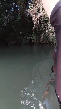 Masturbando em um rio público até eu deixar cair uma gozada enorme em minhas leggings see thru