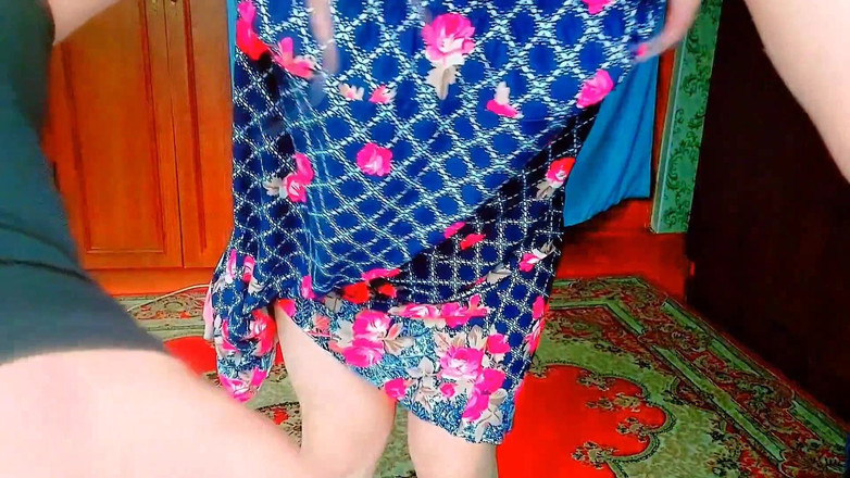 Kitty_Cross: Adik tiri selingkuh di kamar pribadinya dengan rok mini merah...