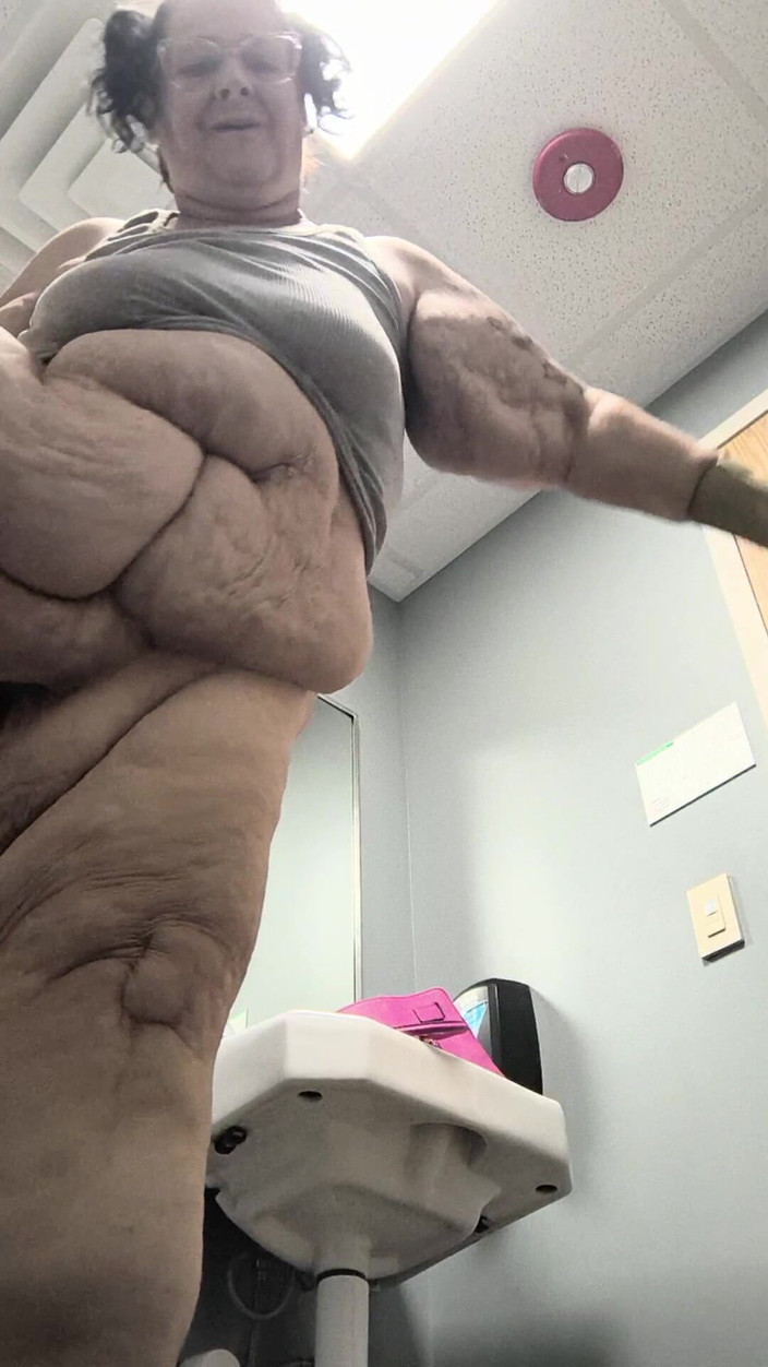 HerculesnVENUS: 바닥에 서있는 발정난 털이 무성한 보지 착륙