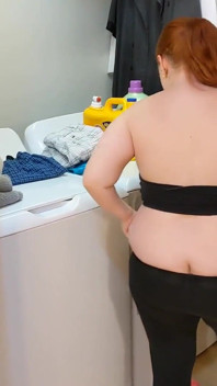 작은 배다른 여동생이 건조기 안에 박히다