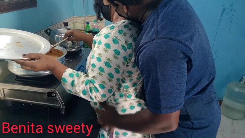 Benita sweety: Mutfakta ateşli inleyen seks karı koca