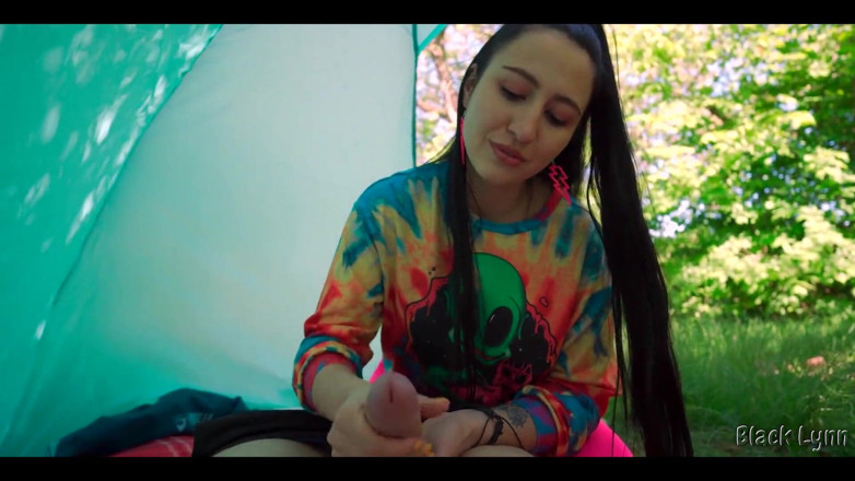 YSP Studio: Curva Hippie m-a masturbat gratuit în cortul ei