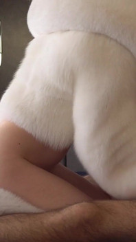 Kattunge rollspel i vit päls behå, foxtail anal plug, vit päls! Enorm sperma belastning på ansiktet!