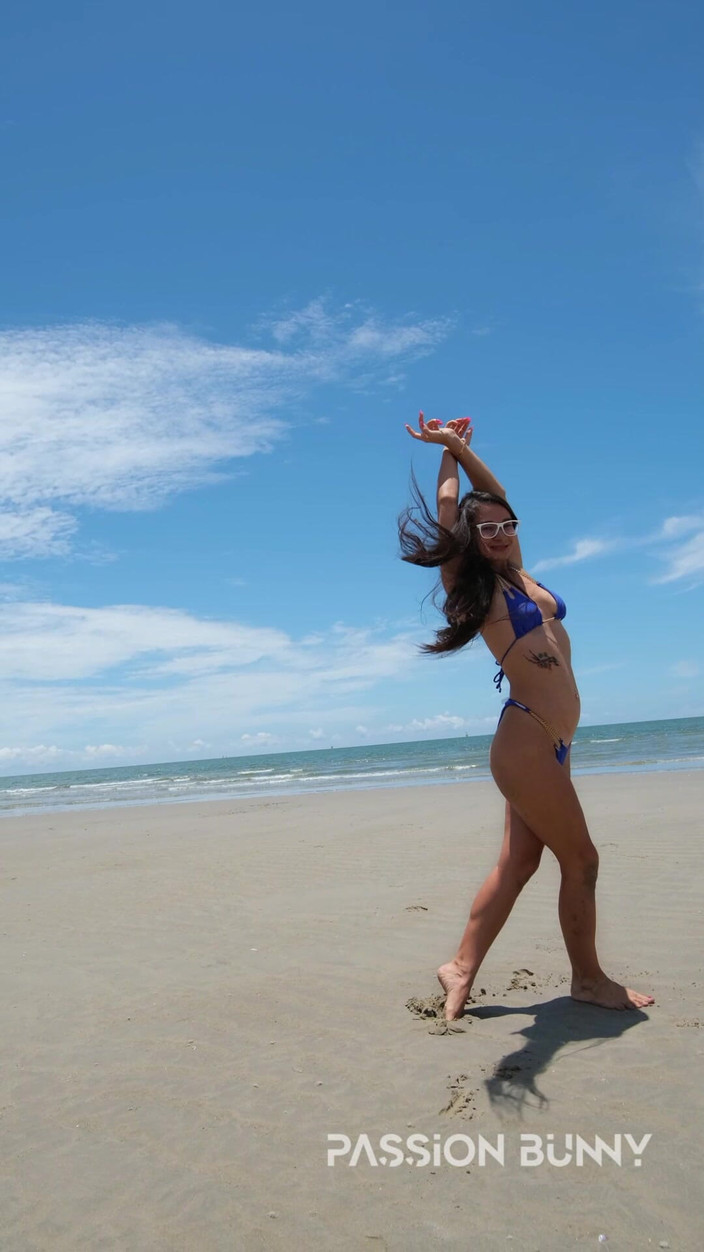 PassionBunny: Esibizionismo Pubblico Sexy in Mini Bikini - Divertimento All'aria Aperta