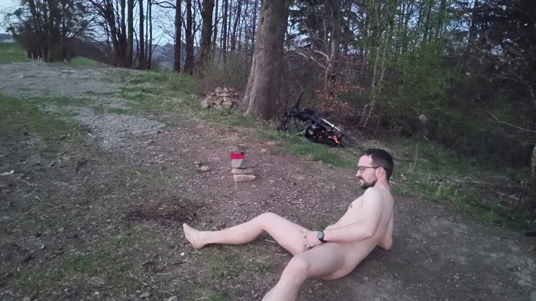 kickerscooter: Голий на лузі