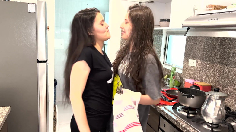 scarlettandc: Я люблю відчувати піхву своєї сусідки