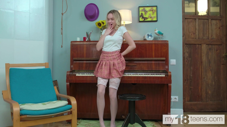 My 18 Teens: My18teens - fata timidă nu pare atât de timidă după baring...
