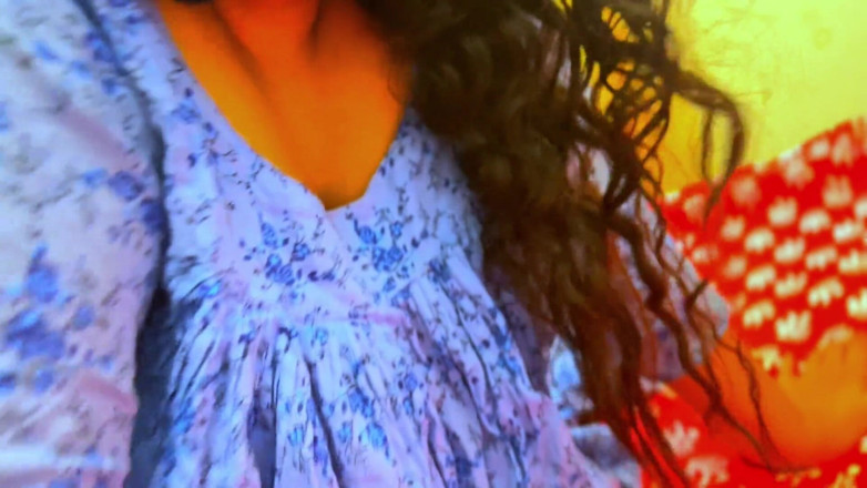 Aria Mia: Арабская мусульманская горячая горничная трется о подушку на кровати отеля, затем незнакомый мужик видит ее большую задницу и начинает дрочку