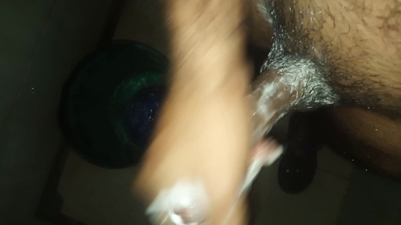 Cute boy jerks off: Chico del pene se masturba en el baño mientras su...