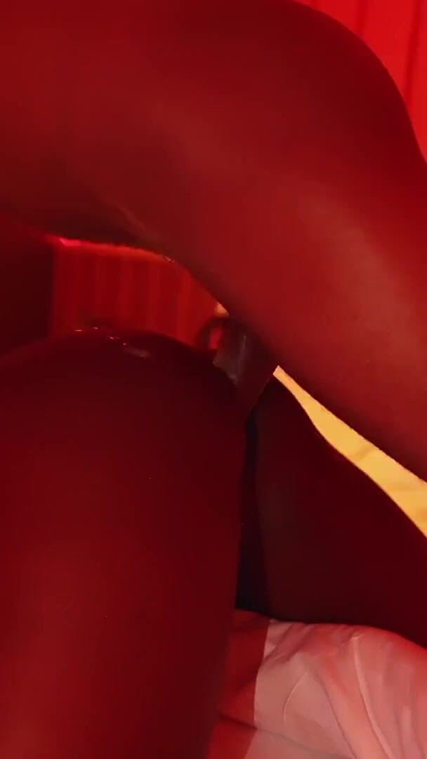 THEKENYANXXX: 欢迎来到红房，她让我成为她的奴隶
