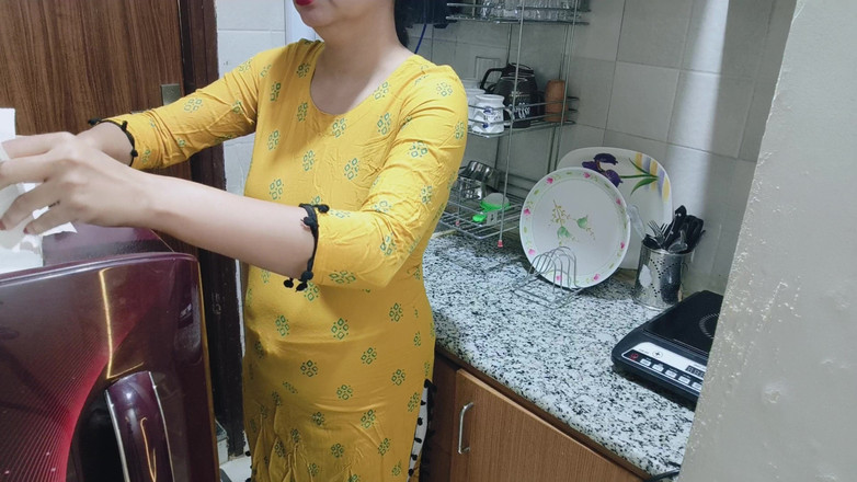 Saarabhabhi6: Я знаходжу свою збуджену мачуху на кухні - порно на хінді