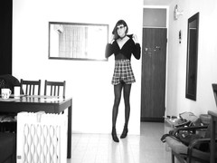 Voyager: Striptease curto. Saia curta.