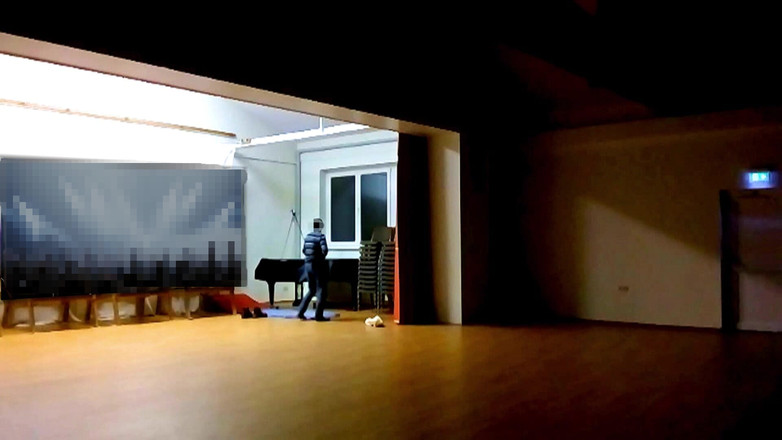 Mark Hannes: Быстрая рискованная мастурбация в Музик-холле