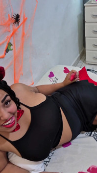 La Mia Ragazza Vestita Da Diavolo per Halloween Succhia Il Mio Grosso Cazzo E Poi Scopiamo