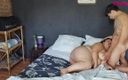 Mommy&#039;s fantasies: Sakso- şişman olgun kadın üvey oğlunun genç misafiri tarafından yatakta sikiliyor