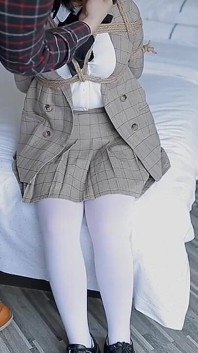 Hui09 - a White-stockinged Jk Girl Is Bound to the Bed with Ropes.