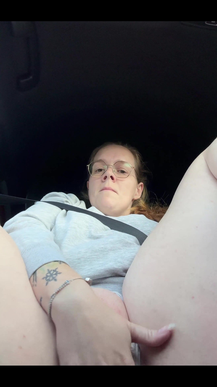 Naughty Mila: Byla jsem tak nadržená v našem autě