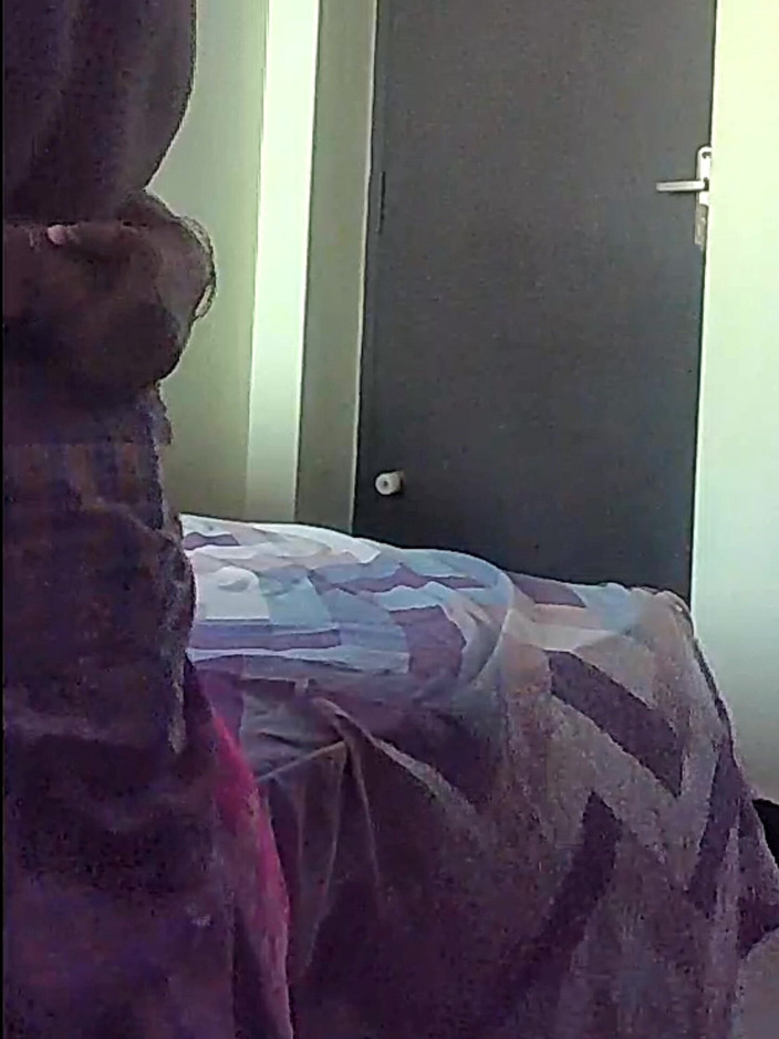 Black & white desicat: Une tatie desi infidèle en sari rose baise avec son...