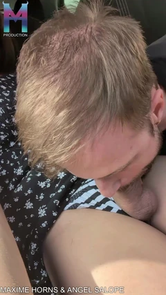 잘 탄 트랜스 히치하이커 - 우리는 내 차에서 큰 자지를 빨았습니다