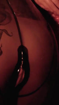 Lateks ücretsiz porno videosunda seksi lezbiyen okşama