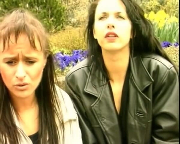 YOUR FIRST PORN: Lésbicas amadoras experimentam látex e chicote