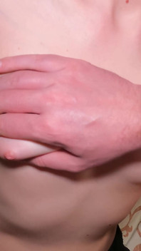 J’éjacule sur les petits seins de ma demi-sœur !
