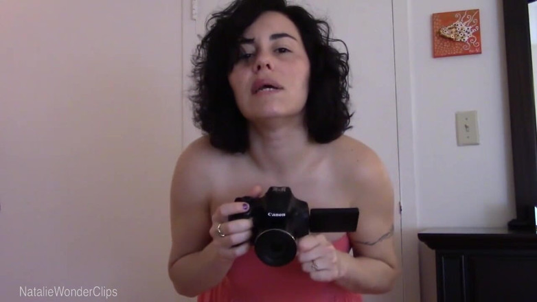 Natalie Wonder: Una piccola troia per la matrigna e la sua macchina...
