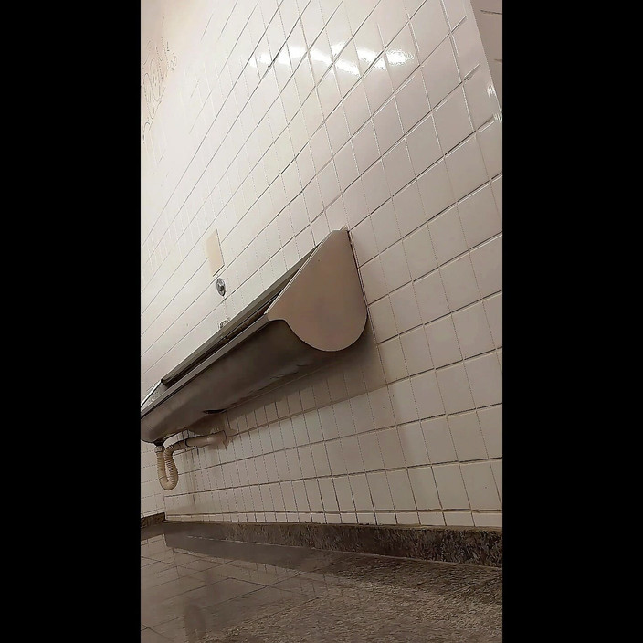 Marcosninfo: मैं एक शहर गया और सार्वजनिक बाथरूम में नग्न हो गया।