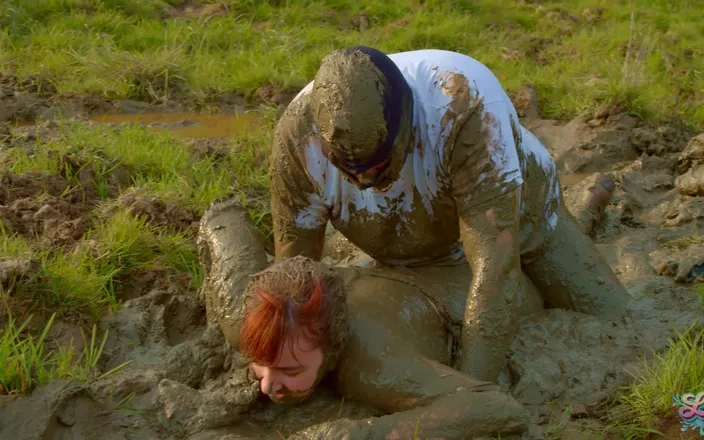 Lyndra Lynn: Lara croft fucked in mud