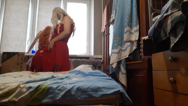 Lesbian-candys: ブロンドの継母が赤毛の継娘を誘惑し、夫がシャワーを浴びている間にセックスする
