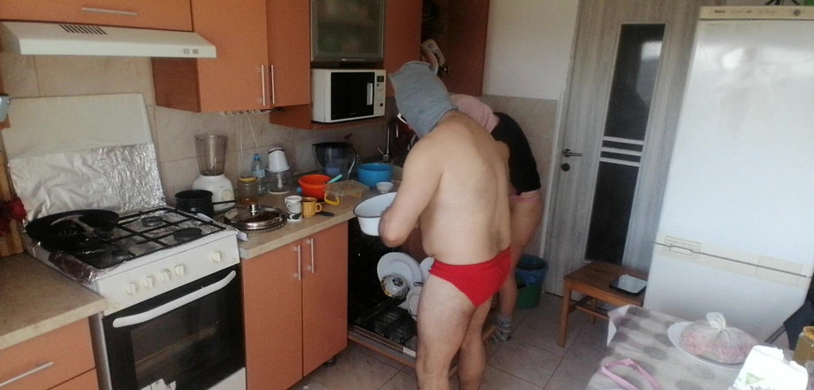 Mirsur: Cuplu care se distrează în bucătărie. Soție sexy care face treburile în...