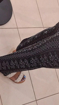 Derrière son gros cul et ses jolis pieds n bleus