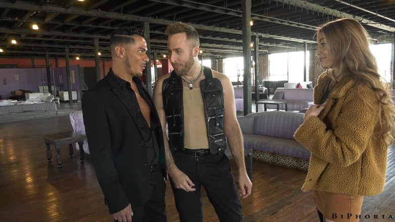 Bi Phoria: Selvagem tatuada gata duplamente juntada por casal gay quente em...