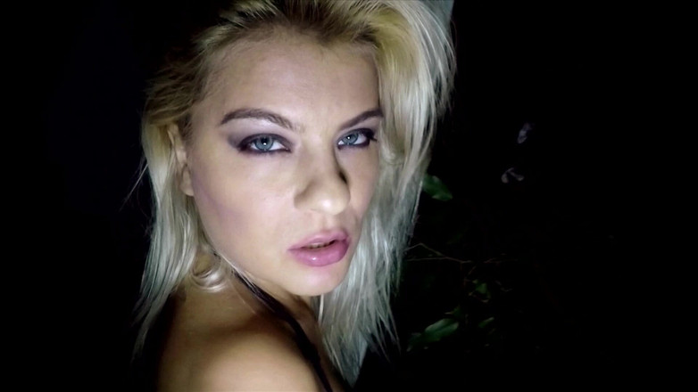 Amateur Pornos XXX: Pisseuse Jasmine Rouge - 더러운 독일 오줌 여왕이 거대한 황금빛 흐름을 풀어줍니다.