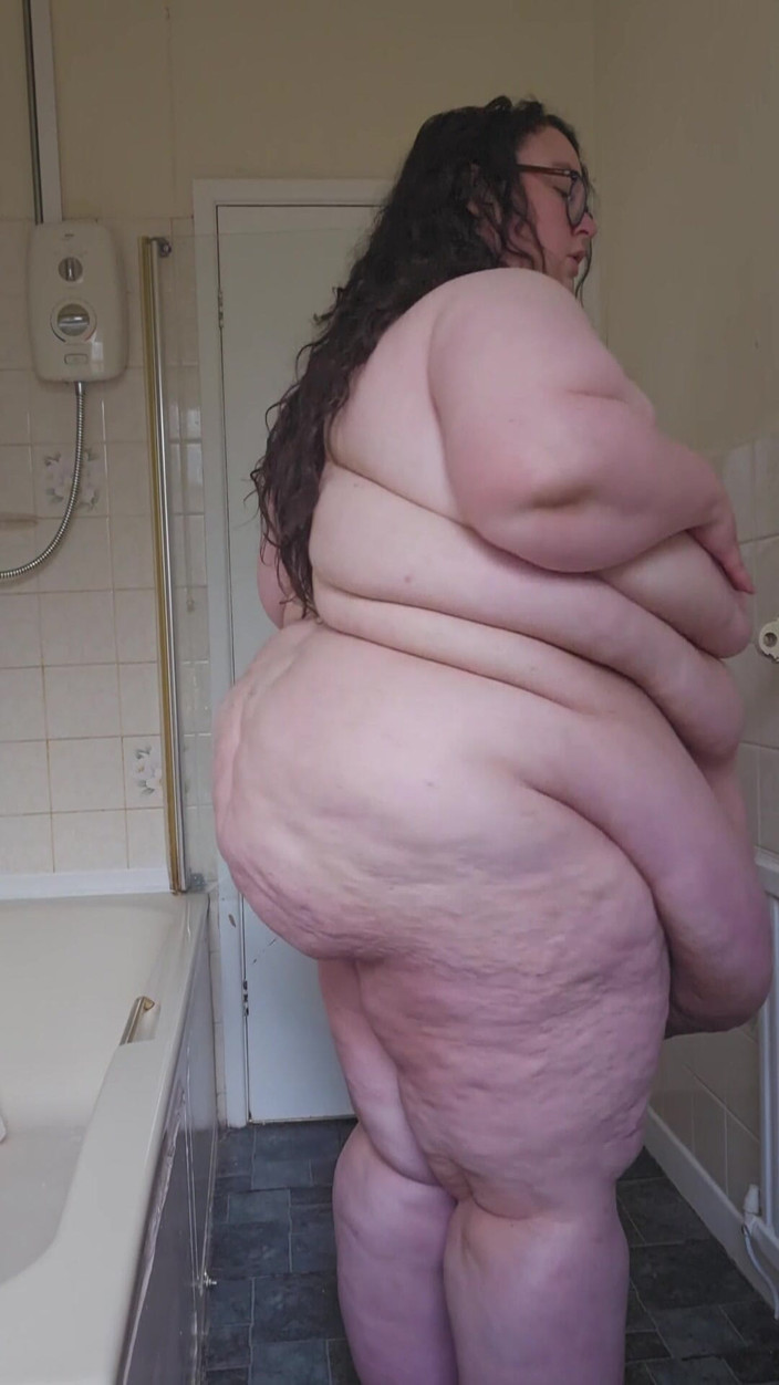 SSBBWLadyBrads: Жиробасина богиня раздевается в ванной и подиуме