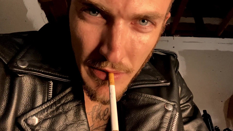 Christian Wilde: Christian Wilde sigara içiyor ve seni garajında tutuyor