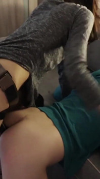 Orta yaşlı seksi kadın onu götten o kadar sert sikiyor ki takma yarak bile boşalıyor