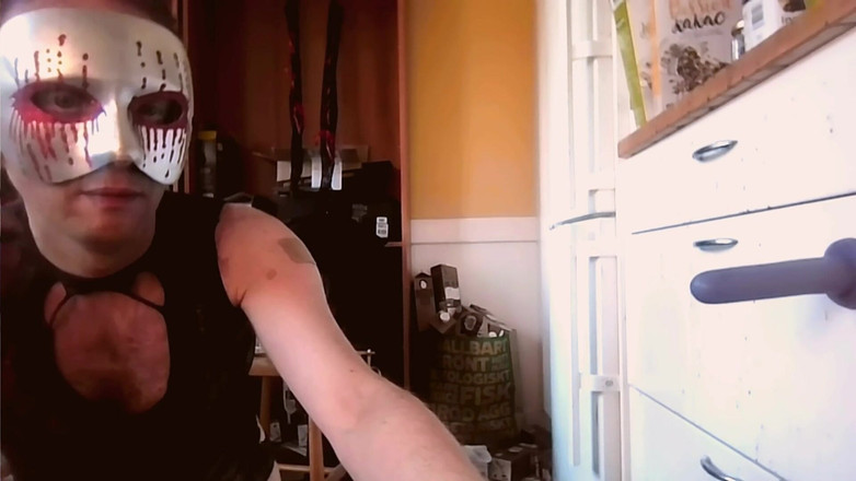 Oznob Oznofla: Sissyboy mostra sua coleção de brinquedos sexuais