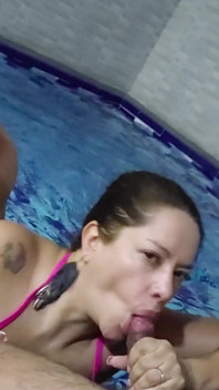 Heißer dreier-sex im schwimmbad mit latina mit dicken titten