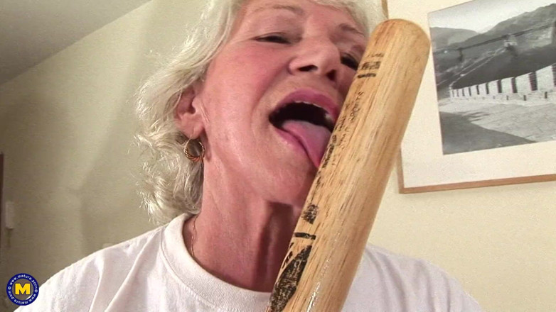 Mature NL: 60 Plus owłosiona babcia Maria używa kija baseballowego jako dildo!
