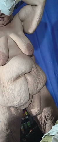 Ela é uma múmia e não pode te dizer o tamanho do seu pau chupando não é mesmo engraçado