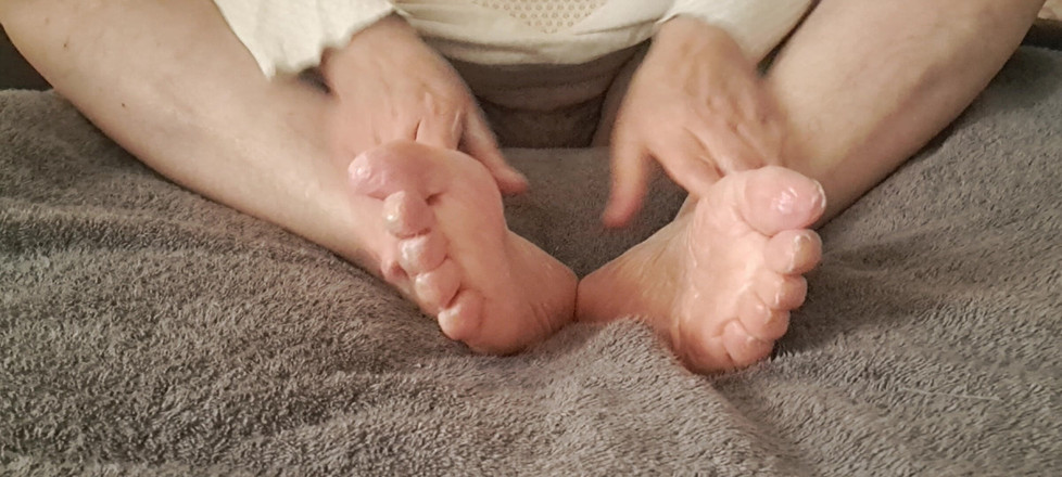 Mommy big hairy pussy: 継母はクリームで足を柔らかくします