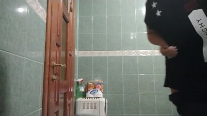 Sunny Loveli: Masse mon cul dans les toilettes