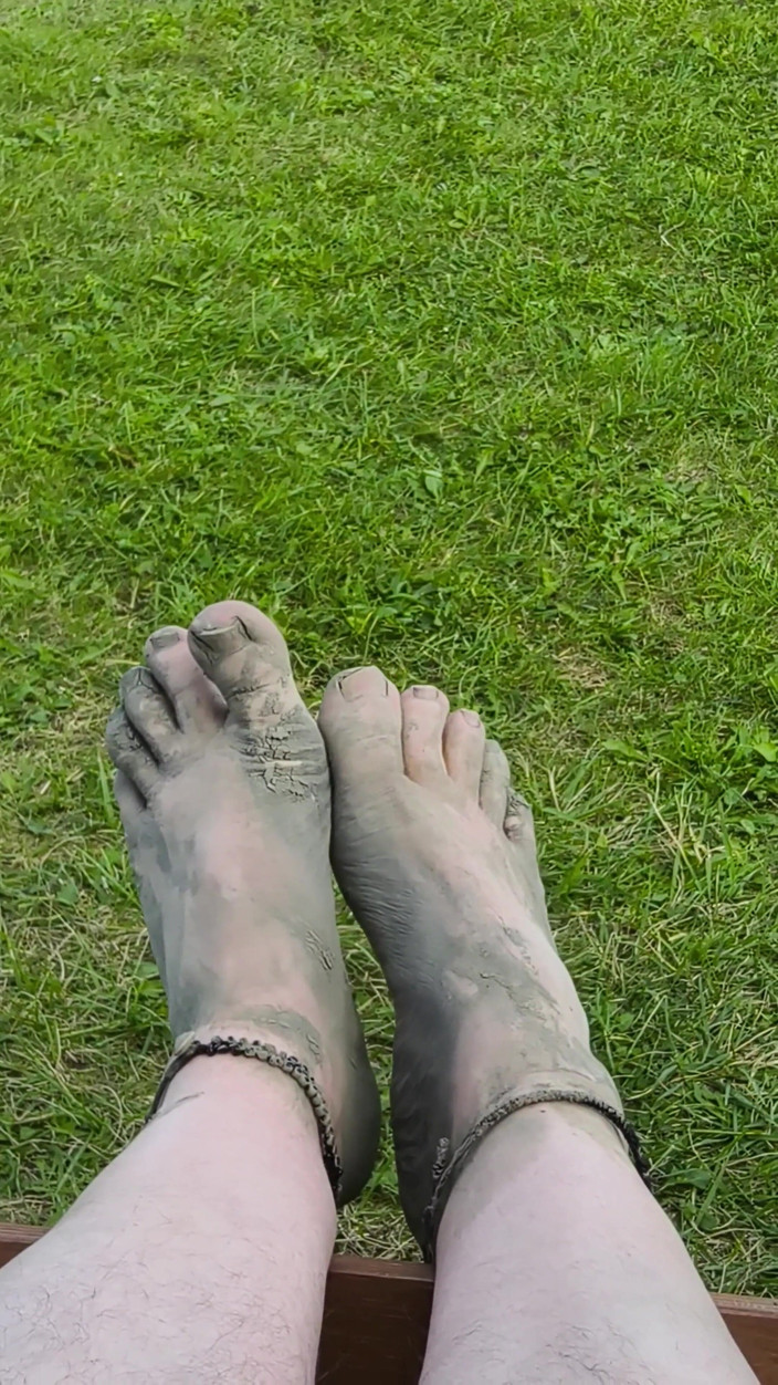 Footfetish: Descalzos Esperando La Marea En La Playa