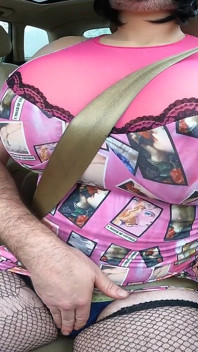 Il travestito jon spaventapasseri con tette finte giganti guida di drag