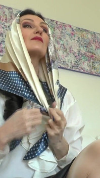 Můj nový saténový šátek vás přiměje chtít stříkat a slabý, scarf JOI, Lady Victoria Valente