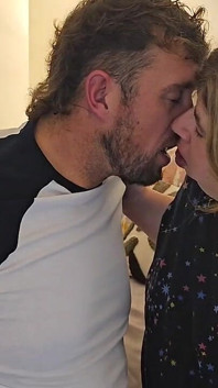 Moji starší sousedé poprvé s mužem! Ztrácí panenství