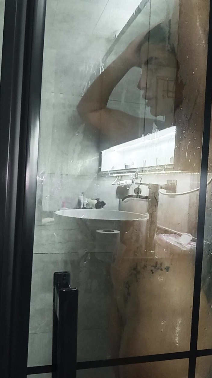 Esmer Tarcin: Regarde-moi Sous La Douche