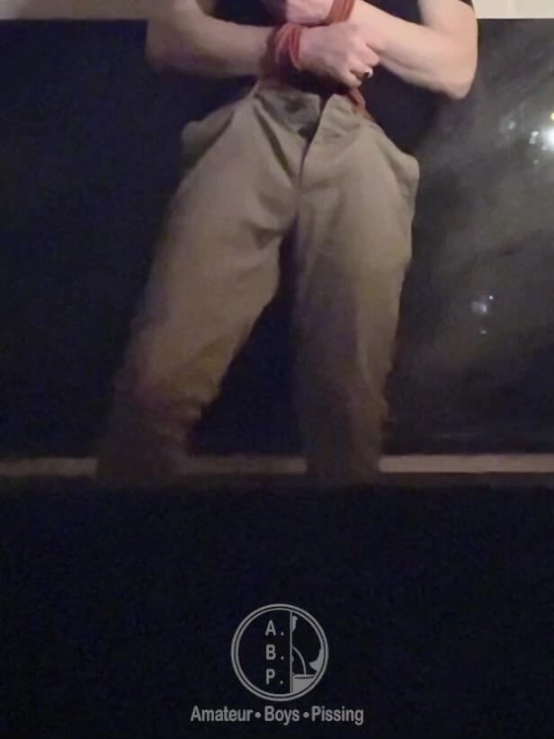 AmateurBoysPissing: Désafio: Amarrado Por Seu Amigo, Este Garoto Não Conseguia Tirar...